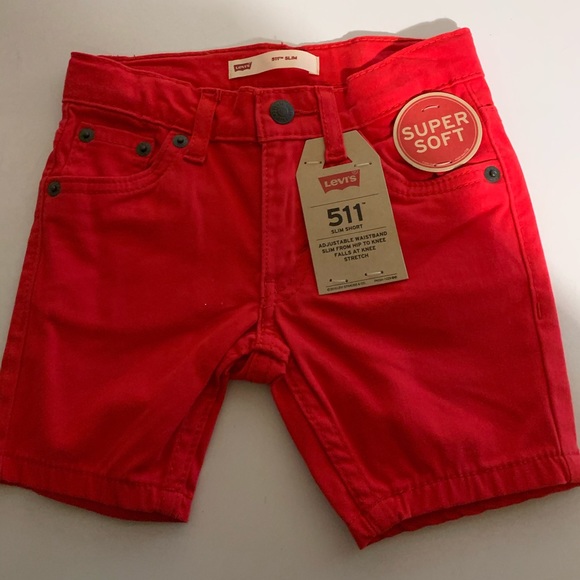 red levi shorts